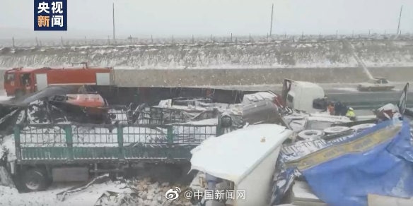 据内蒙古自治区乌海市公安局交通警察支队高速大队消息，11月6日6时40分许，荣乌高速东胜至乌海方向1745KM+850m处，一辆河北籍重型半挂牵引车因雨雪天气、道路湿滑，发生侧滑，致使后方行驶的另一辆山东籍重型半挂车采取措施不及发生碰撞，随后引发多车相撞，共造成3人死亡，2人轻伤